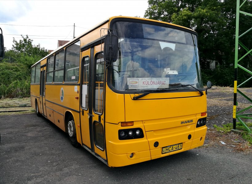 Autobus Ikarus 263 na železničnej stanici v Sátoraljaújhely